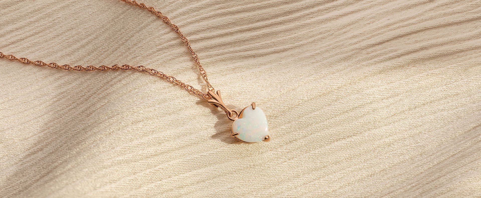 Collection en forme de coeur : colliers en or rose